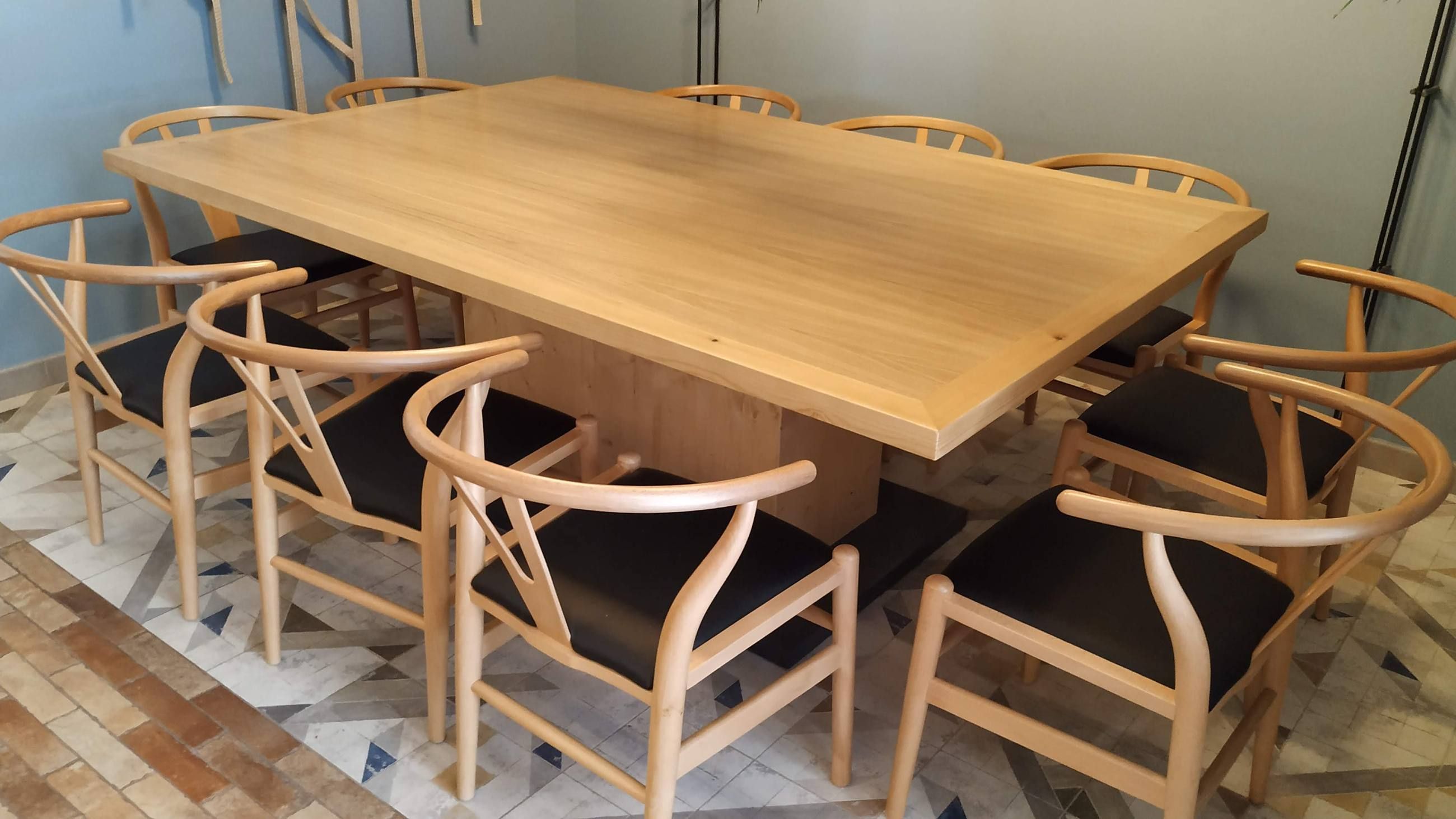 Mesa de madera maciza a medida con sillas de madera curvada en un comedor