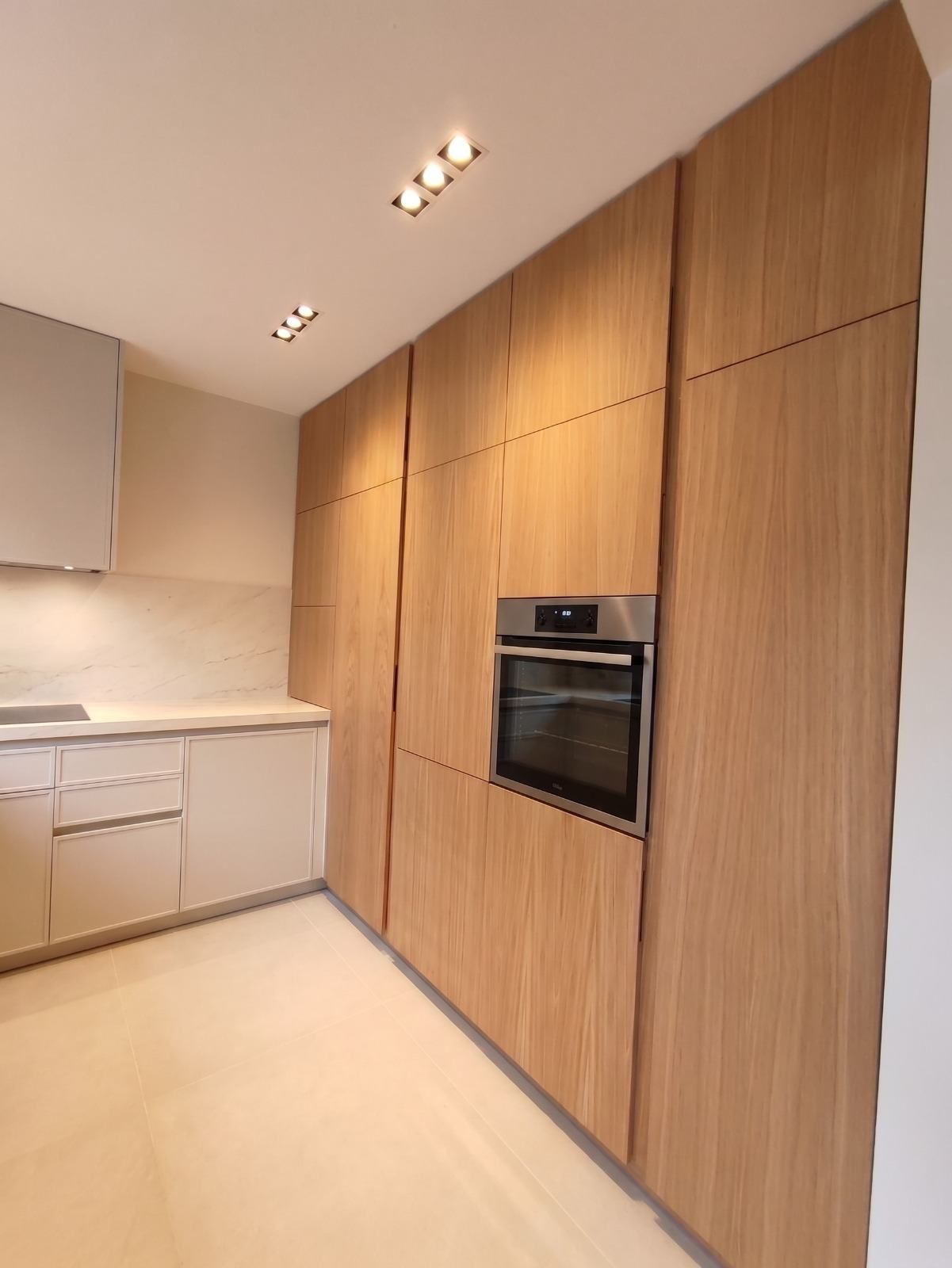 Columnas de cocina en roble de suelo a techo con horno integrado