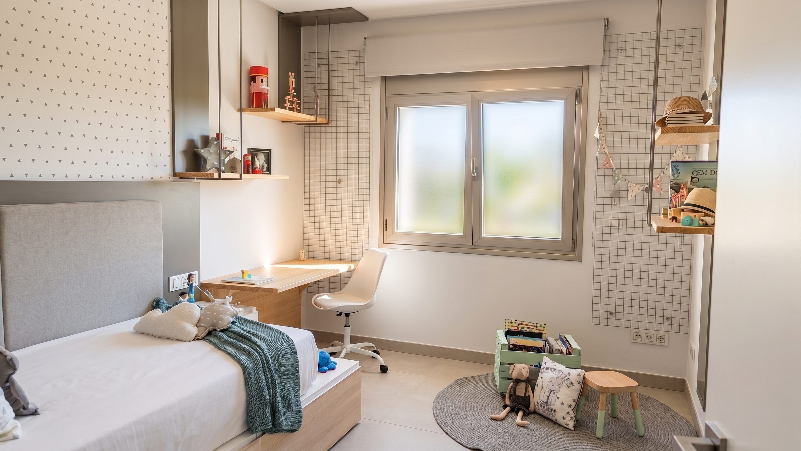 La misma habitación transformada en dormitorio juvenil con escritorio volado, cama con cajones y paneles de rejilla