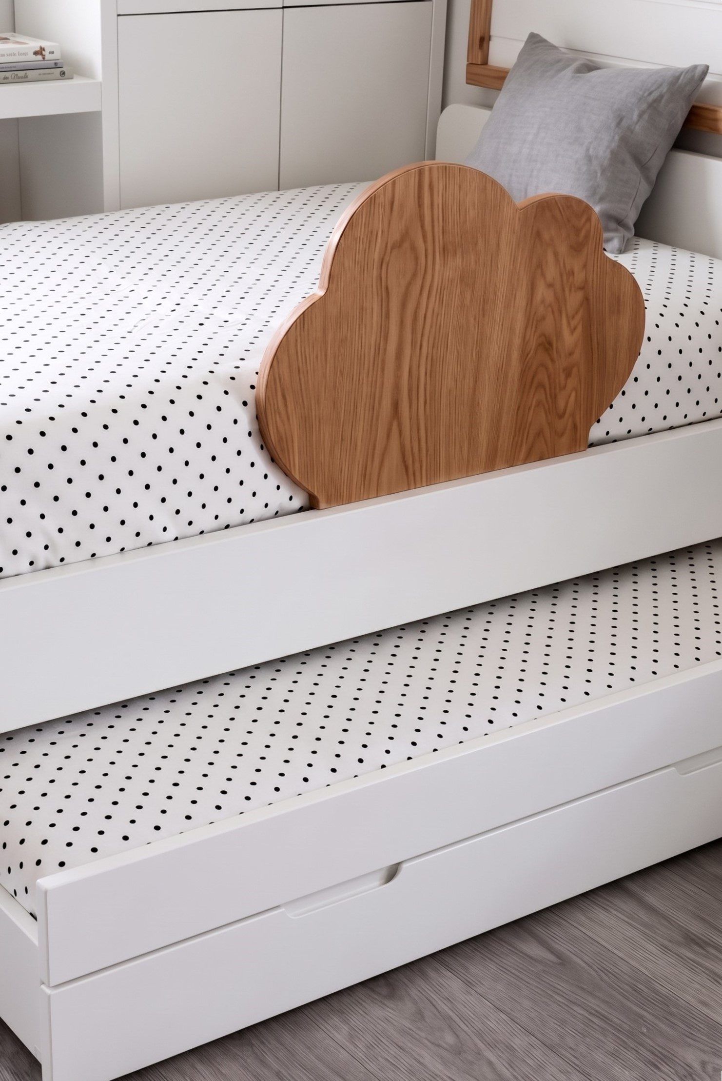 Cama nido extraíble con protección de madera en forma de nube
