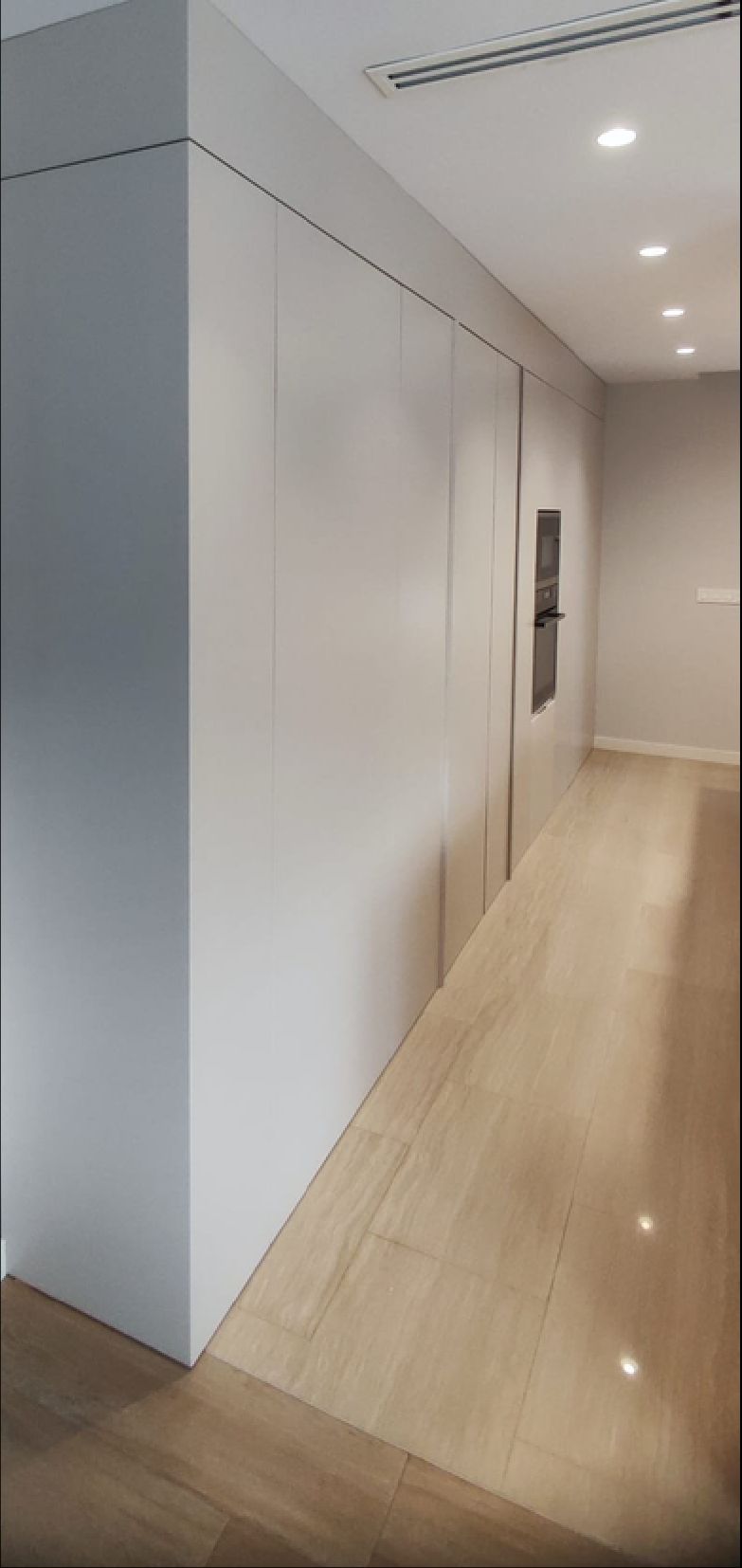 Baño con revestimiento de piedra y luz natural