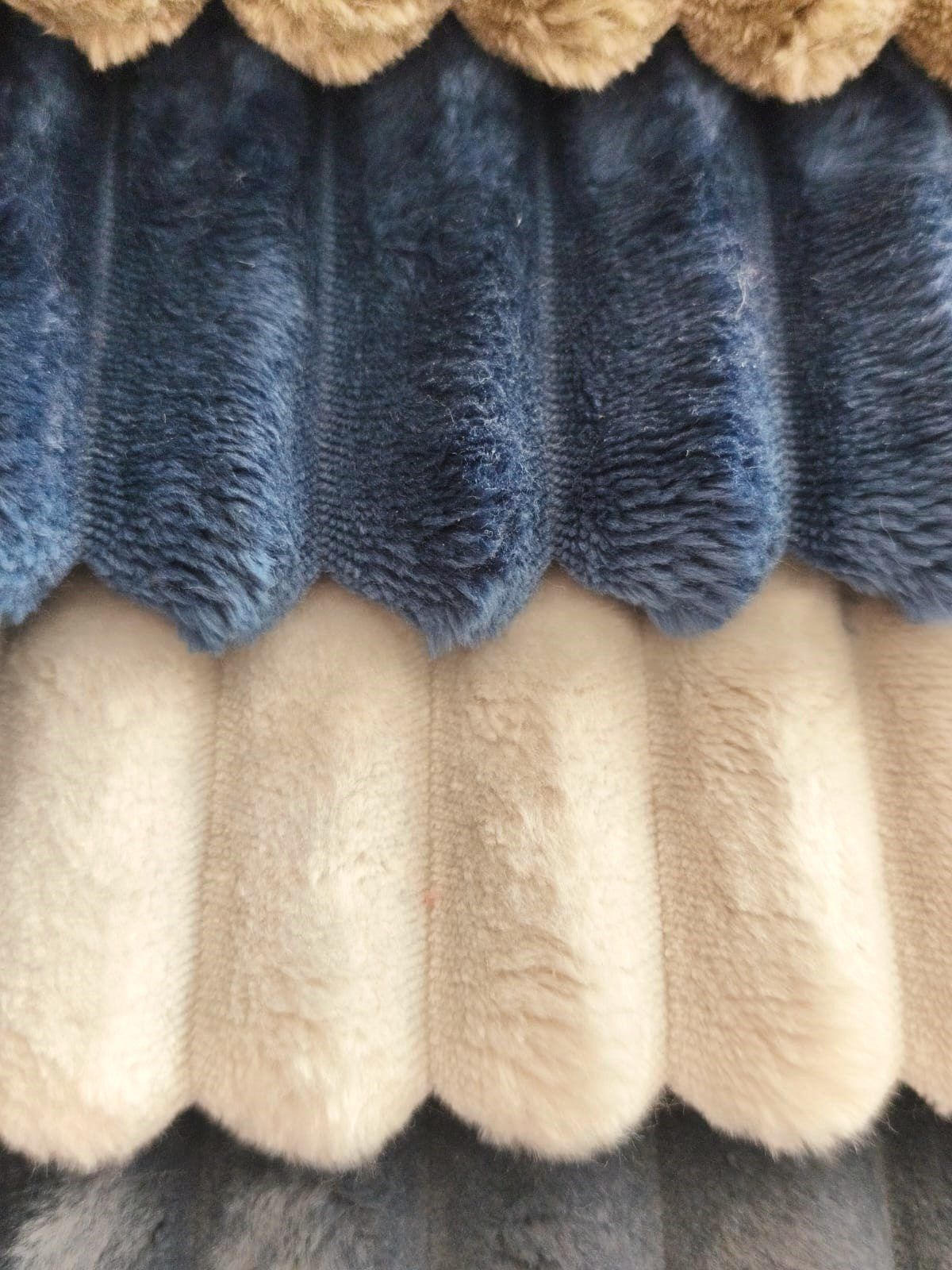 Mantas de felpa acanaladas en tonos azul marino, beige y camel