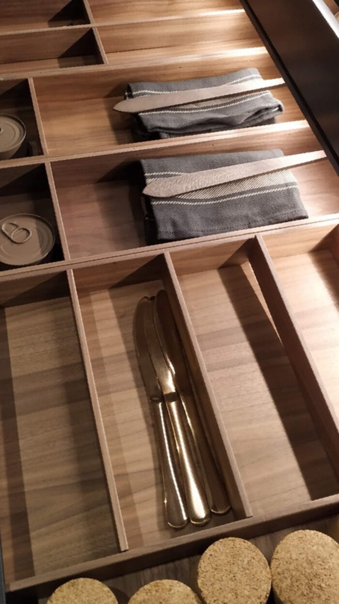 Dormitorio luminoso con diseño moderno